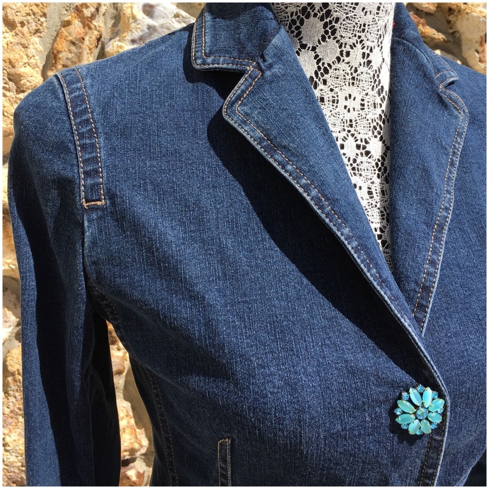 Tahari Jean Jacket, XS with blue flowers buttons - Picture 4 of 6